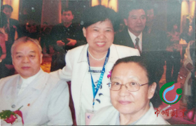 在世界杰出華商交流中。劉慕玲董事長(zhǎng)與毛澤東的女兒李納、女婿王景清于北京釣魚臺(tái)國(guó)賓館合影留念。